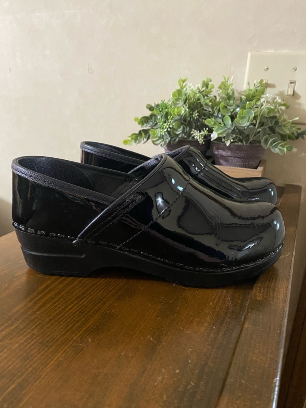 Dansko Black Patent Professional Clogs EU 37 US 6.5-7